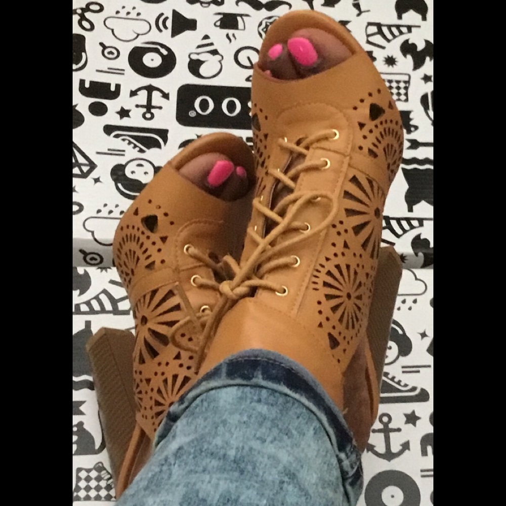 FIRM Laser Lace Up Cut Caged Peep Toe Heels NIB - Picture 3 of 6